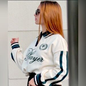 Divided size Large cream
Embroidered rugby shirt, “player” graphic, green stripe